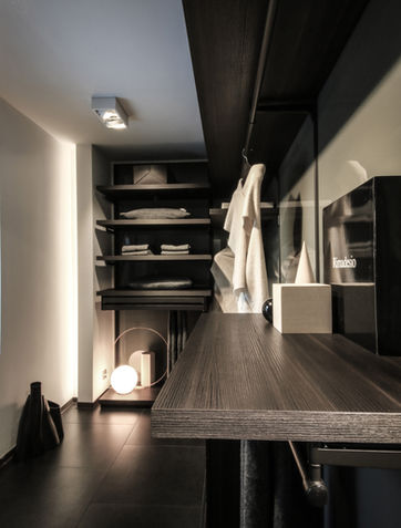Rimadesio Türkiye Showroom Levent iç mimari tasarımı 2010 İstanbul Türkiye 250 m². Rimadesio Dress Bold walk-in closet giyim odası koyu dolap sistemi askılık modüler raf aydınlatma teşhiri - DPI Group