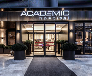 Academic Hospital ana giriş kapısı gece görünümü ACADEMIC hospital tabela cam giriş kapısı topiary bitkiler aydınlatmalı bina girişi - DPI Group mimari tasarım
