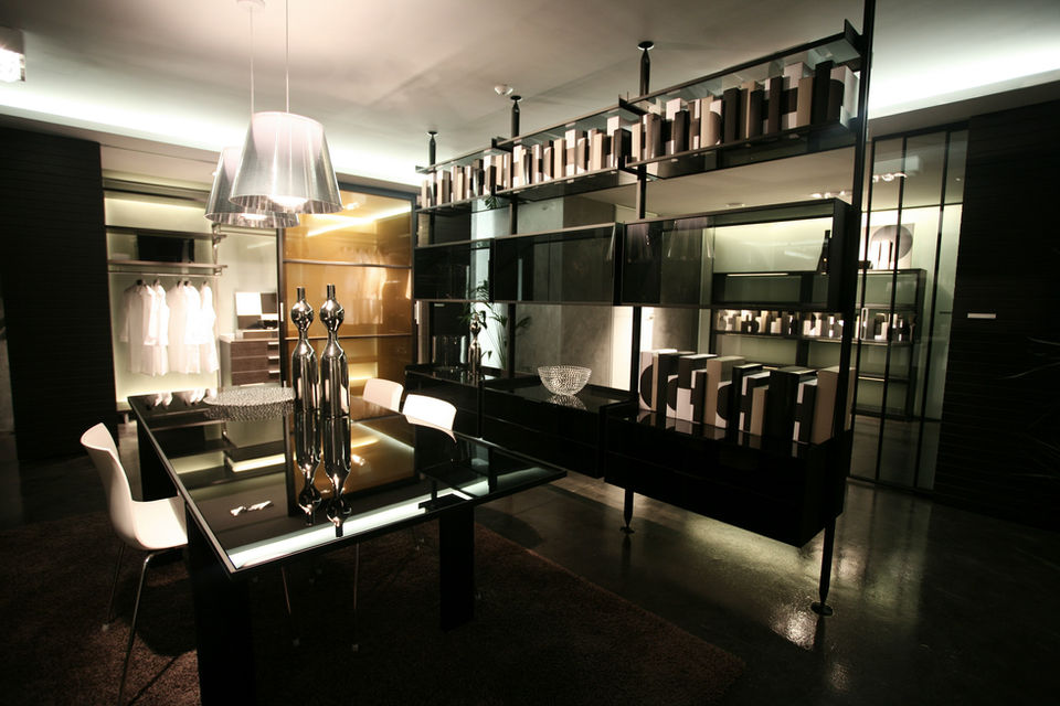 Rimadesio İstanbul ilk Monobrand Showroom Mecidiyeköy iç mimari tasarımı 2006 İstanbul Türkiye 150 m². İç mekan cam masa sarkıt aydınlatma Rimadesio raf sistemi askılık koyu zemin dramatik atmosfer teşhiri - DPI Group
