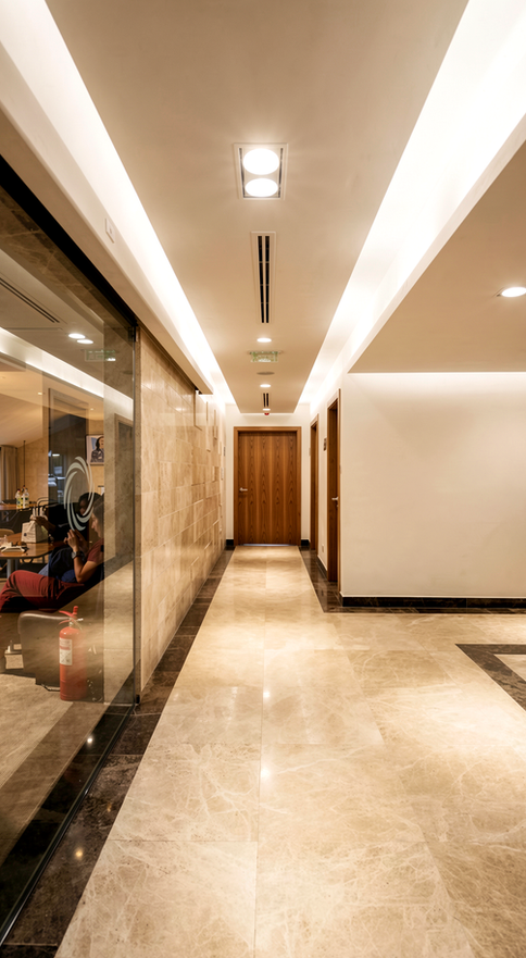  European Property Awards 2015-2016 Highly Commended ödüllü Esteworld Plastic Surgery Hospital iç mimari projesi. Koridor aydınlatmalı tasarımı geçiş iç mekanı modern hastane mimarı profesyonel tasarımı - DPI Group