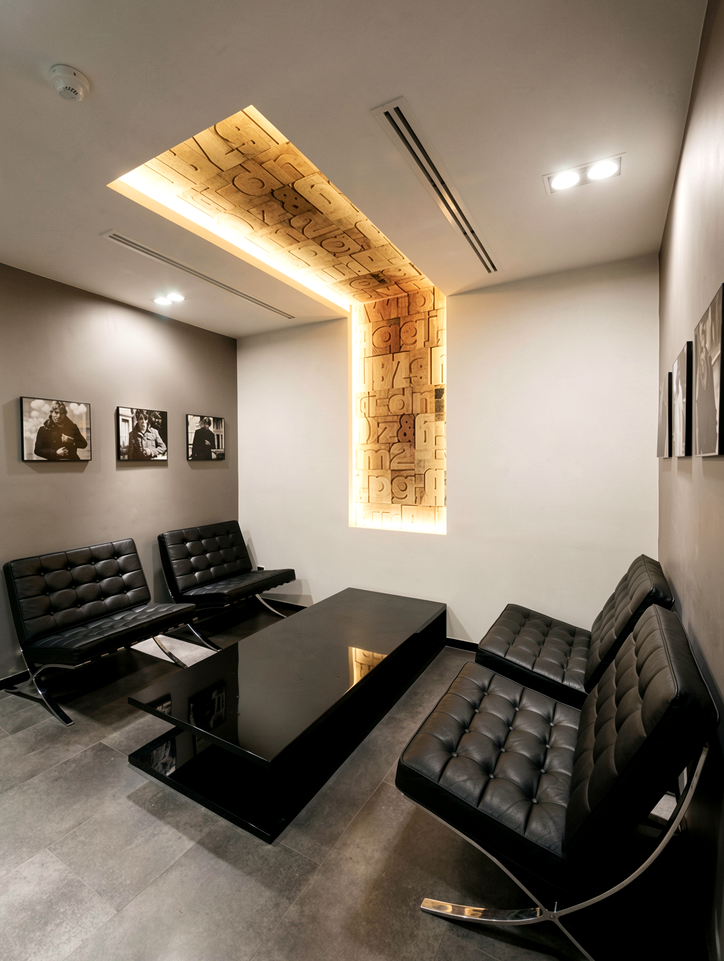 Kuper Tekstil Fabrikası showroom toplantı salonu ve ofis iç mimari tasarımı 2012 İstanbul Bomonti Türkiye 400 m². Toplantı oturma alanı Barcelona deri sandalyeler Lake siyah masa ahşap detay Wall&Deco geometrik aydınlatmalı tavan - DPI Group