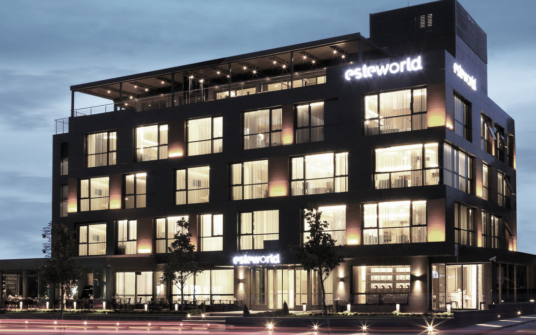 Esteworld estetik kliniği gece görünümü - siyah metal panel cephe ve geniş cam yüzeyler