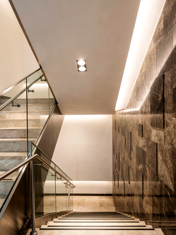 European Property Awards 2015-2016 Highly Commended ödüllü Esteworld Plastik Cerrahi Hastanesi iç mimari projesi. Merdivenler mimari tasarımı modern iç mekan - DPI Group