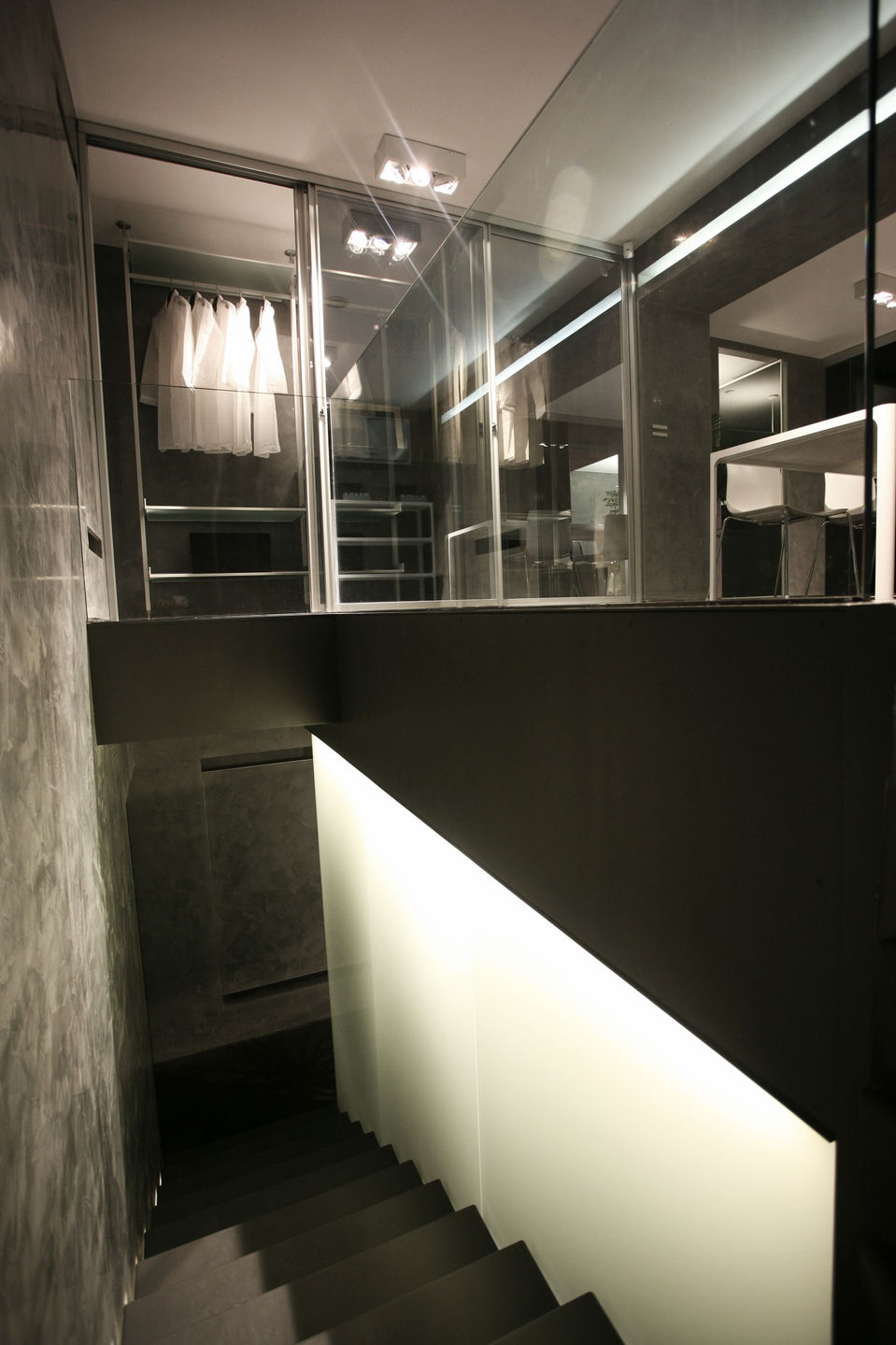 Rimadesio İstanbul ilk Monobrand Showroom Mecidiyeköy iç mimari tasarımı 2006 İstanbul Türkiye 150 m². Cam vitrin askılık aydınlatmalı merdiven beton duvar Rimadesio teşhir sistemi iç mimari - DPI Group
