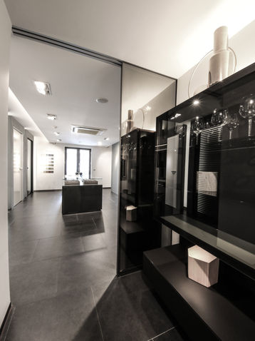 Rimadesio Türkiye Showroom Levent iç mimari tasarımı 2010 İstanbul Türkiye 250 m². Showroom aydınlatma cam vitrin Rimadesio raf sistemi modüler teşhir tasarımı - DPI Group
