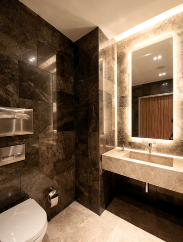 European Property Awards 2015-2016 Highly Commended ödüllü Esteworld Plastic Surgery Hospital iç mimari projesi. Mermer banyo lavabo tasarımı aydınlatmalı sistem modern sanitasyon tasarımı profesyonel klinik mekan - DPI Group