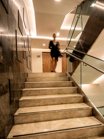 European Property Awards 2015-2016 Highly Commended ödüllü Esteworld Plastik Cerrahi Hastanesi iç mimari projesi. Merdivenler mimari tasarımı modern iç mekan - DPI Group