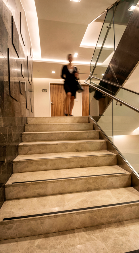 European Property Awards 2015-2016 Highly Commended ödüllü Esteworld Plastik Cerrahi Hastanesi iç mimari projesi. Merdivenler mimari tasarımı modern iç mekan - DPI Group