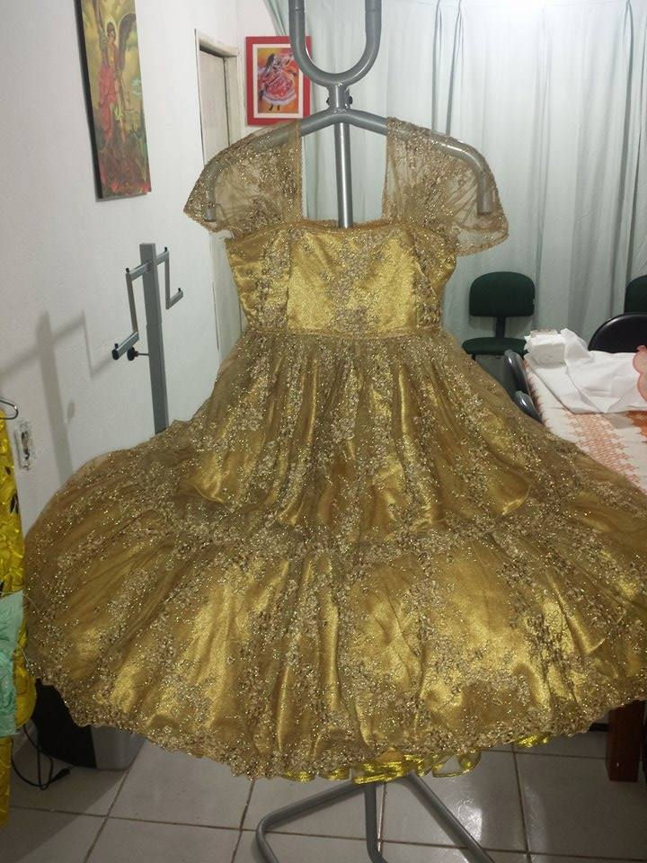 VESTIDO EM RENDA -