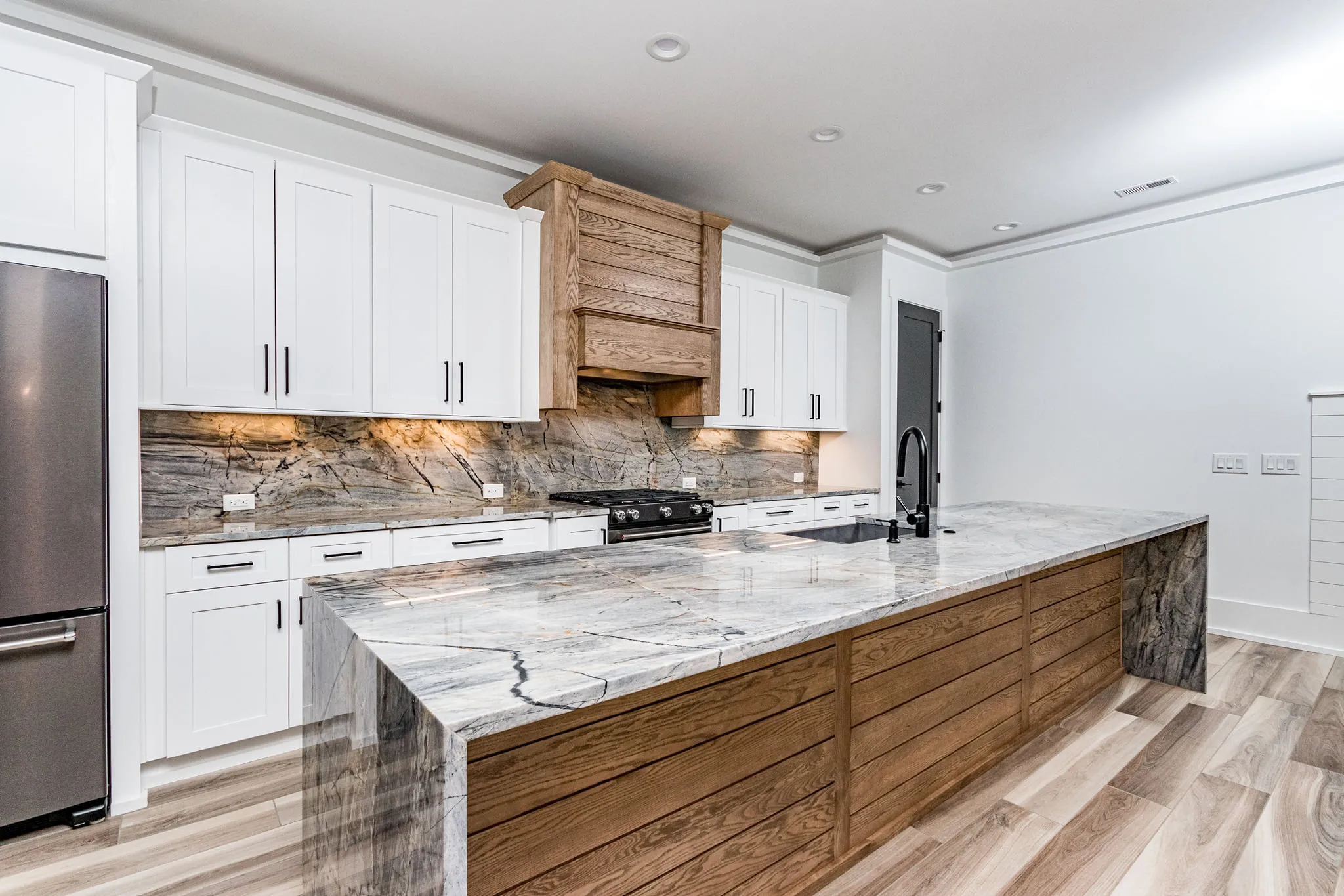 Mogastone-Quartzite-Kitchen.webp