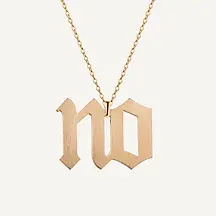 Collar palabra no feminista en oro con cadena zoom
