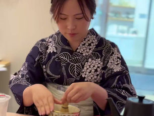 冷抹茶を点てる店主