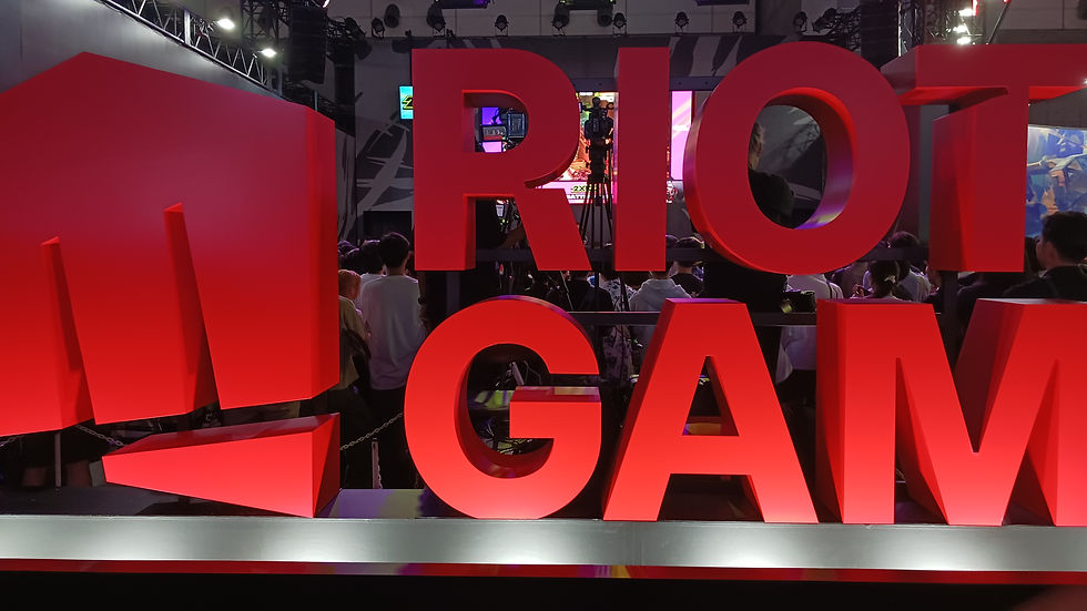 赤色で「RIOT GAMES」と書かれている。左側にはRIOTGAMESのロゴがある
