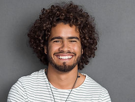 L'homme aux cheveux bouclés