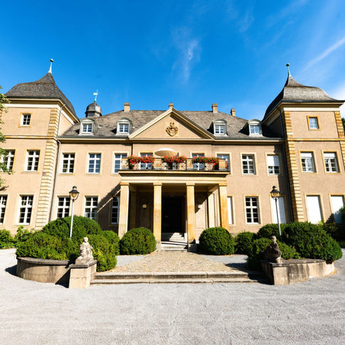 Schloss Garath in Düsseldorf eigenen Raum tageweise oder stundenweise mieten mit Vollausstattung. Ideal für Coaches, Coachings, Selbstständige, Meetings.