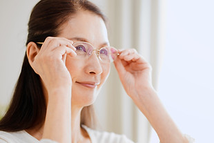 眼鏡をかけるシニア女性