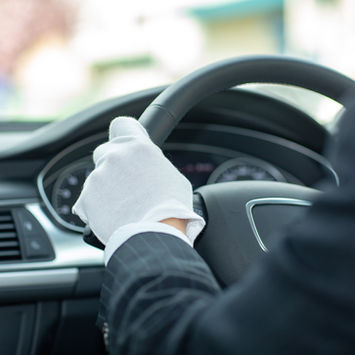 ハンドルを握るタクシードライバー