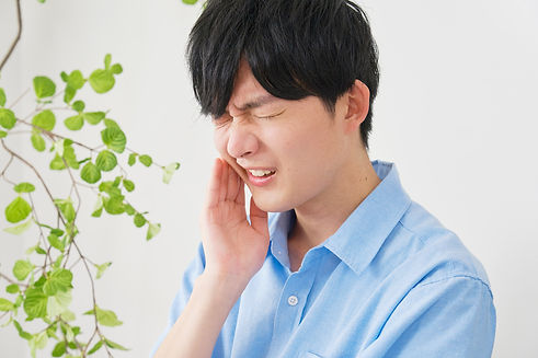 歯が痛い男性
