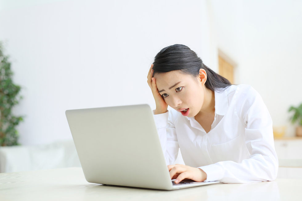 パソコンに困る女性