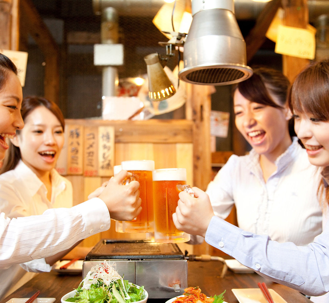 AdobeStock_376570467焼肉店で女子会.jpeg