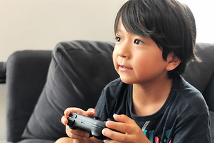 ゲームをする子ども