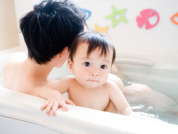 入浴乳児と父親