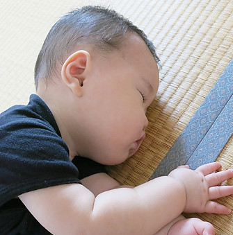 畳の上で寝る子ども