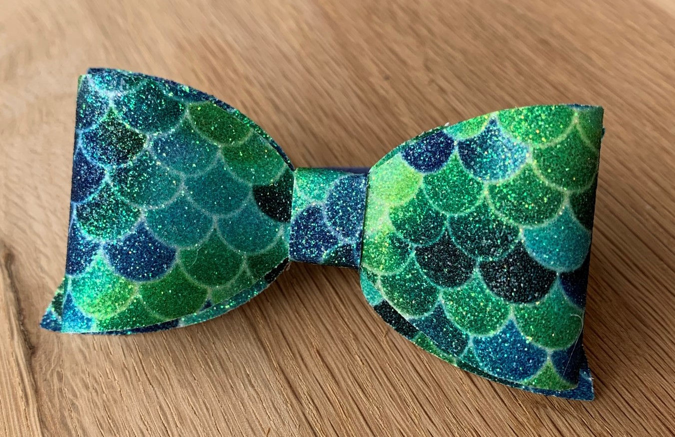 Green scales small hair bow