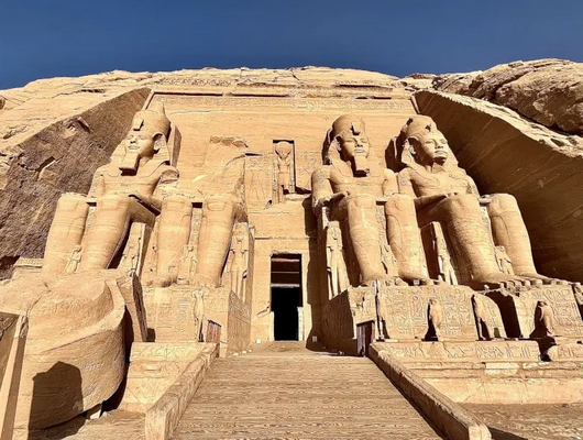 Vue aérienne d’une ville européenne historique avec bâtiments anciens