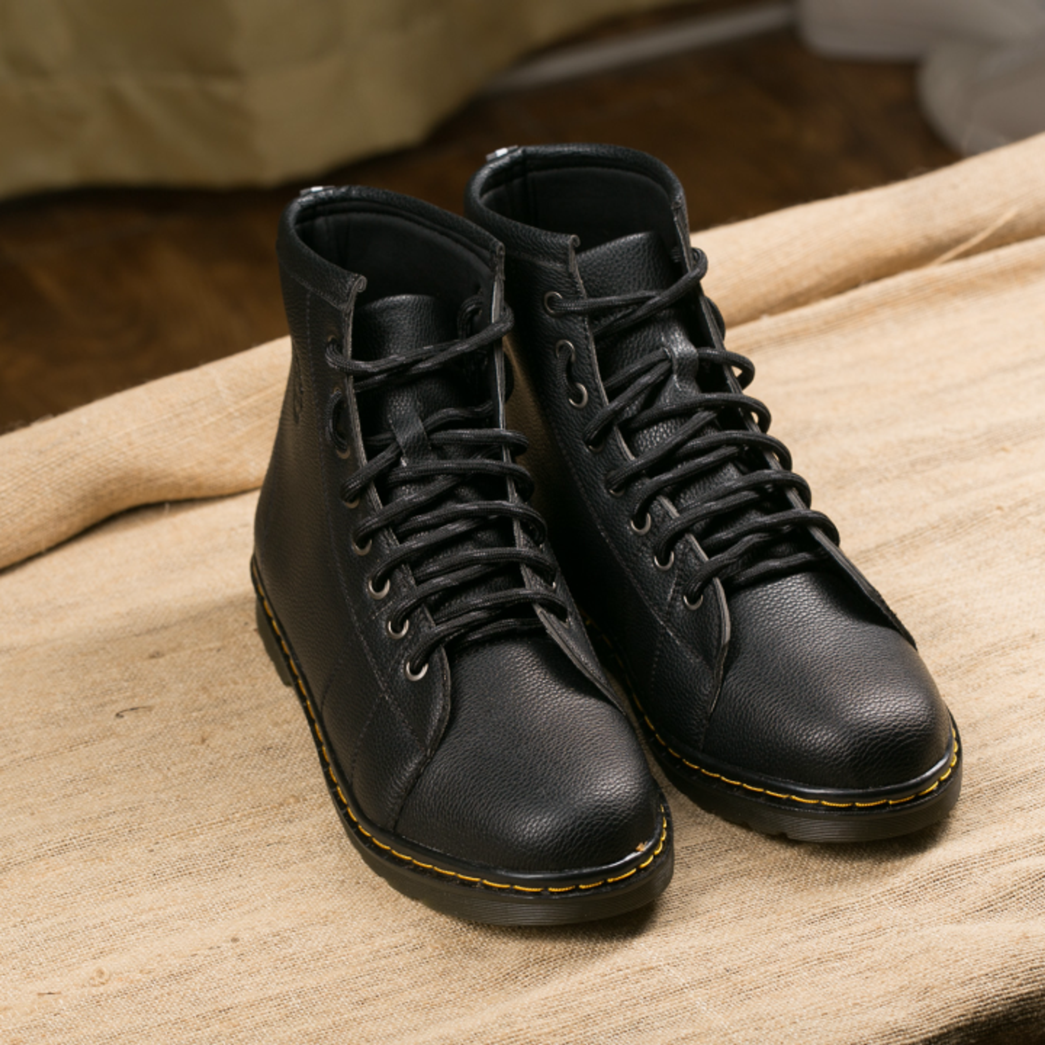 GIÀY BOOT NAM CỔ CAO CHẤT DA ĐẸP, CHỐNG THẤM NƯỚC CAO 3CM M89 - AROTI