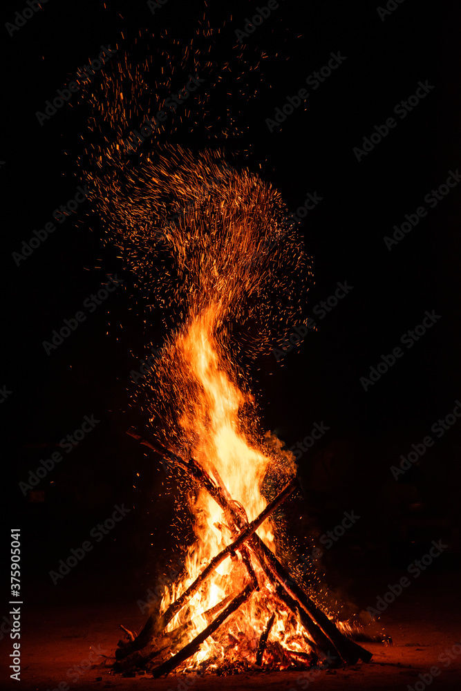 1000_F_375905041_OgnAV3zz7VI6sQCVouWUheBRdgTIjAzy.jpg