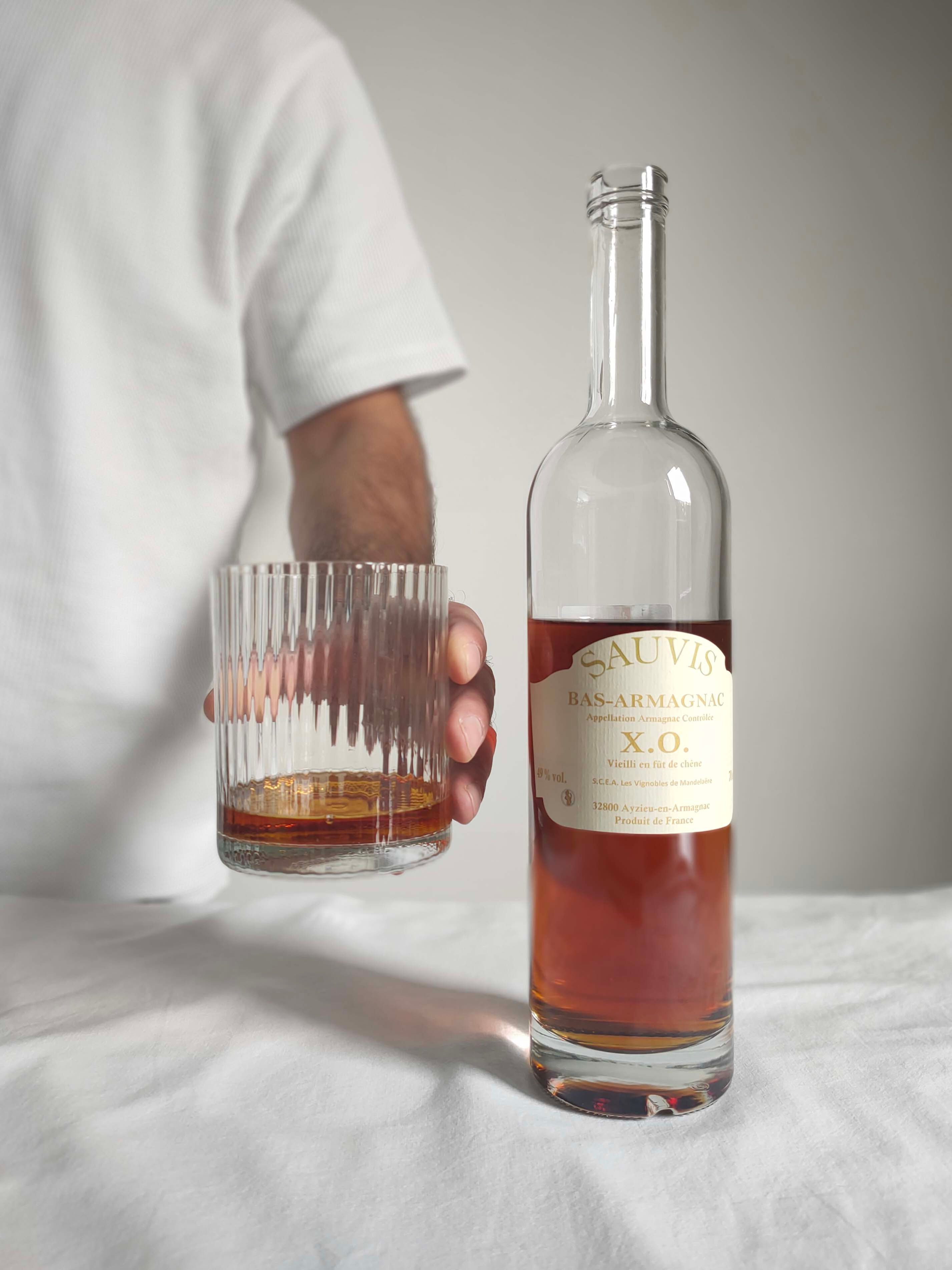 Bouteille et verre bas armagnac domaine de saoubis ambre royale x o
