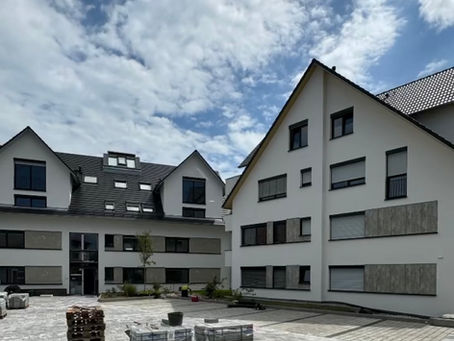 Einbau von insgesamt 140 Fenstern und Türen in fünf Mehrfamilienhäusern in Immenstaad am Bodensee