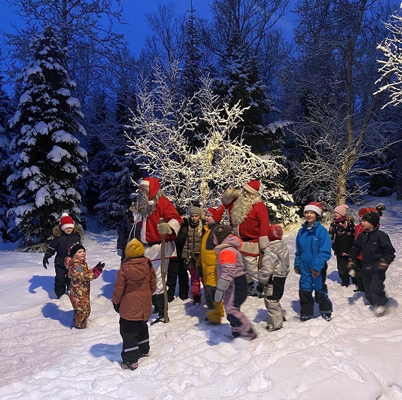 Jólasveinar og glaðir krakkar í Kjarnaskógi