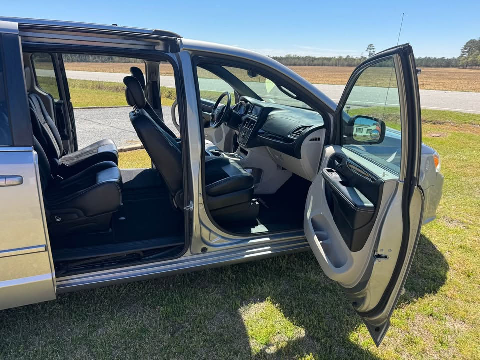 Thumbnail: 2016 Dodge Caravan SXT 