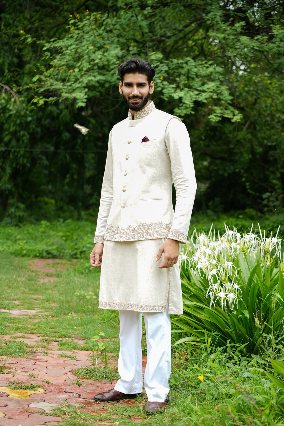 Intricate pearl and resham hand embroidery on natural linen bandi collar and cuffs – Clodor