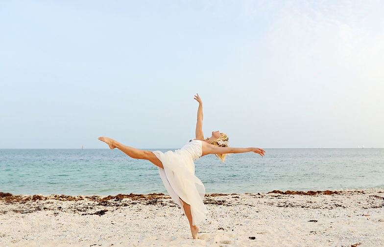 Kyla Piscopink, dancing at the beach, photo by Blueye Images