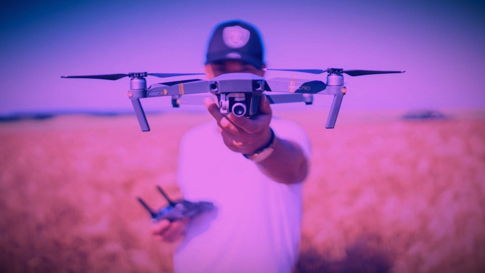 Homem segurando um drone