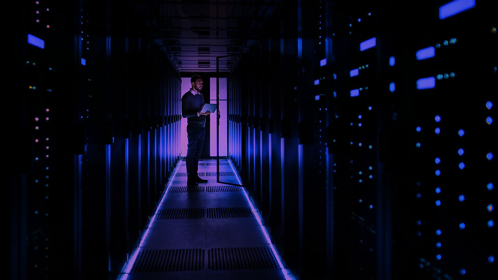 Homem em um sistema de computadores