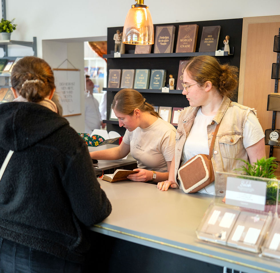 Töchter der Familie Esau an der Kasse