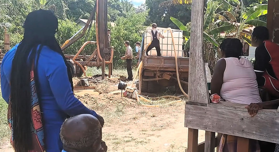 Einheimische freuen sich über frisches Wasser in Witagron, Suriname. Foto: Starnieuws, mit freundlicher Genehmigung.