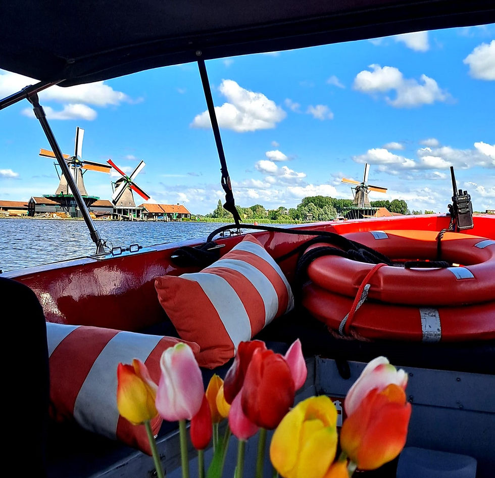 Bootsfahrt im Industriegebiet auf der Zaan, Nordholland
