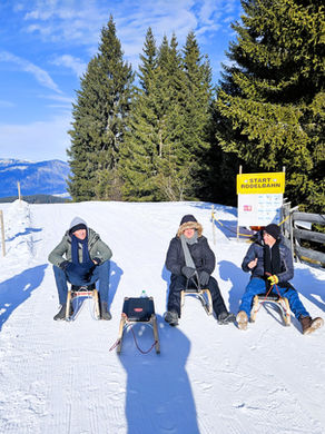 Österreich: fünf Mennoniten (Alt-Kolonie) aus Belize sitzen auf dem Schlitten
