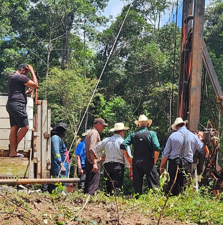 Mennoniten Bohren einen Wasserbrunnen in Suriname