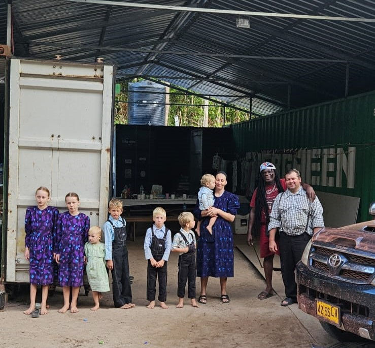 Familie Redekop aus Shipyard, Belize vor ihrem provisorischen Haus in Suriname