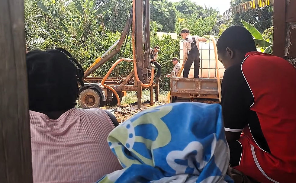 Einheimische freuen sich über frisches Wasser in Witagron, Suriname. Foto: Starnieuws, mit freundlicher Genehmigung.