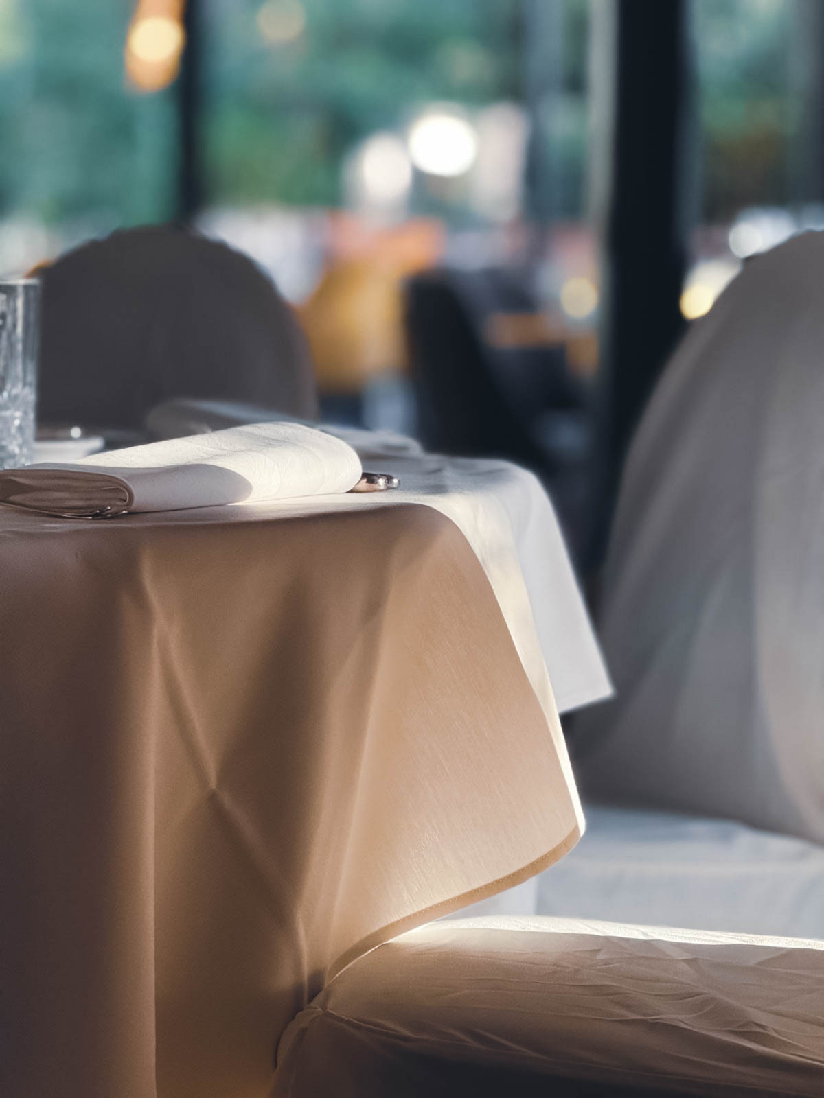 Tafels met wit linnen