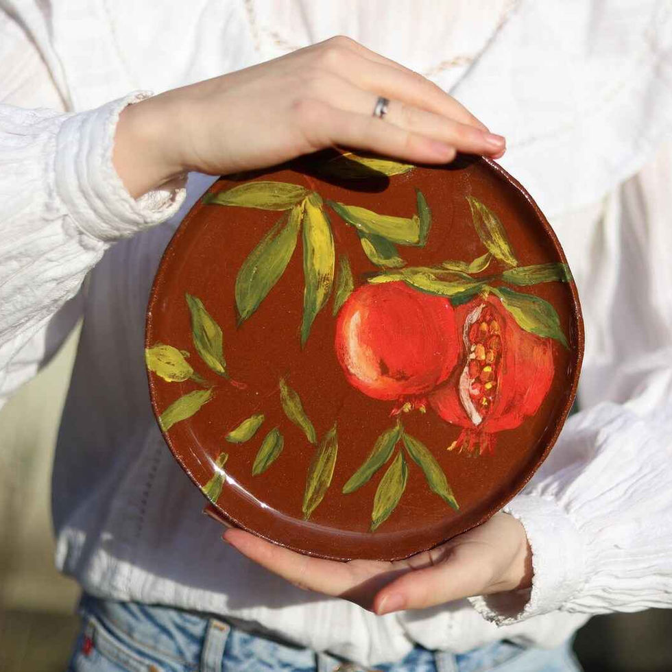 Ręcznie wykonany ceramiczny talerz z błyszczącym szkliwem w odcieniach brązu i czerwieni granatu, idealny do serwowania potra