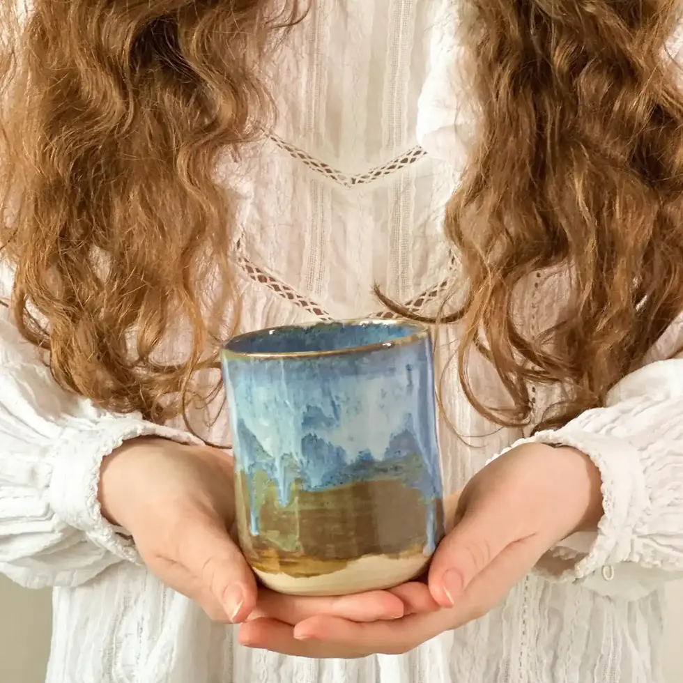 Ręcznie wykonany ceramiczny kubek, średnica 8 cm, wysokość 9 cm, unikalny wzór, trwały, bezpieczny do mikrofalówki i zmywarki