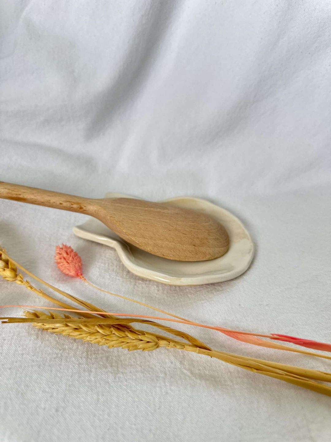 Ręcznie wykonana ceramiczna podpórka pod łyżki, długość 10,5 cm, szerokość 9 cm, unikalny wzór, idealna do kuchni i na rodzin